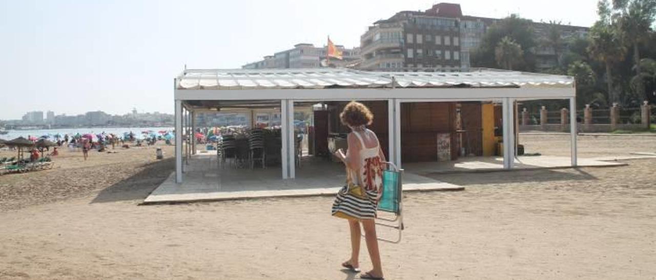 Torrevieja clausura dos chiringuitos irregulares más en plena temporada alta