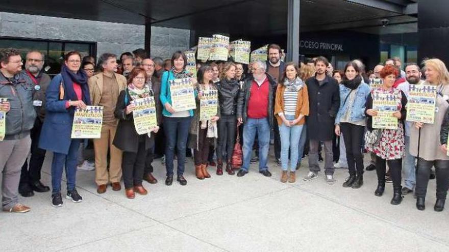 La concentración, ayer, en la entrada principal del Álvaro Cunqueiro. // Marta G. Brea