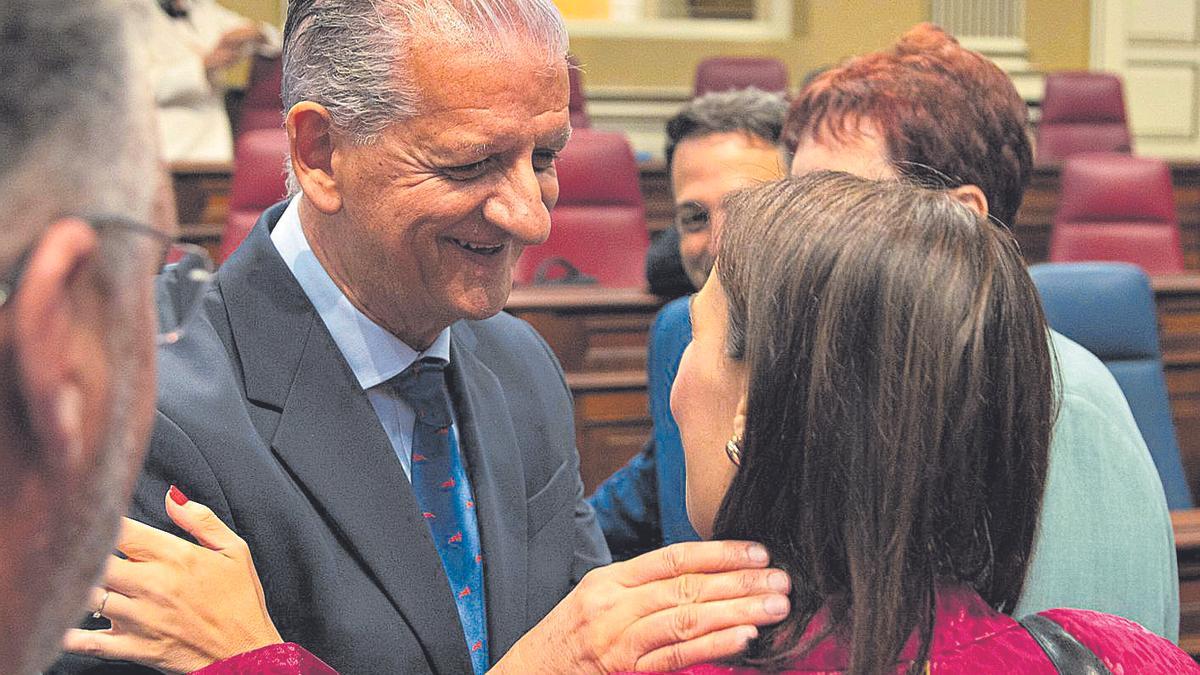 El nacionalista Francisco Linares saluda a la socialista Nira Fierro ante de empezar el Pleno.