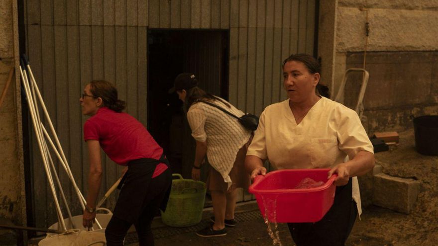 Las hosteleras que evitaron una desgracia: «Vimos el fuego a 200 metros y enseguida lo teníamos encima»