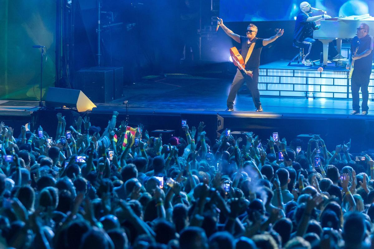 Alejandro Sanz, durante el concierto que ha ofrecido este viernes en el recinto Marenostrum de Fuengirola incluido en su gira '¿Y Ahora Qué?'
