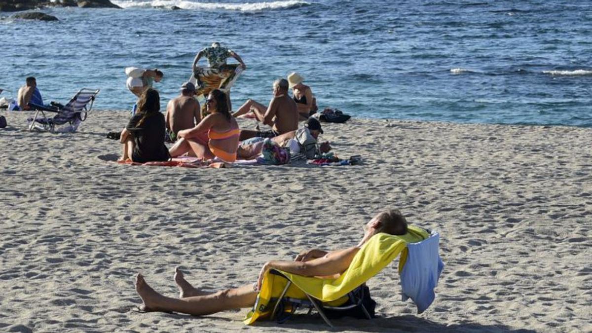 Bañistas en la playa de Riazor.