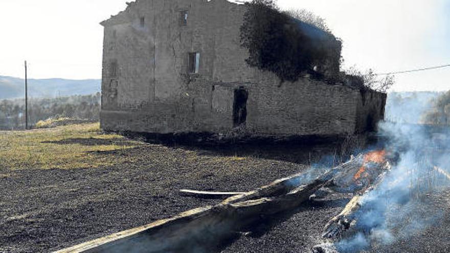L&#039;incendi va cremar aquesta casa abandonada del coll de Bassa i en va ensorrar la teulada