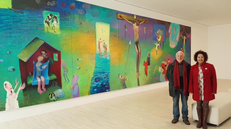 El pintor Arne Haugen Sorensen y la concejala de Cultura de Vélez, Cynthia García, ante el mural de diez metros del danés.