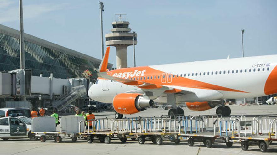 Un avión de EasyJet en el aeropuerto de Palma.