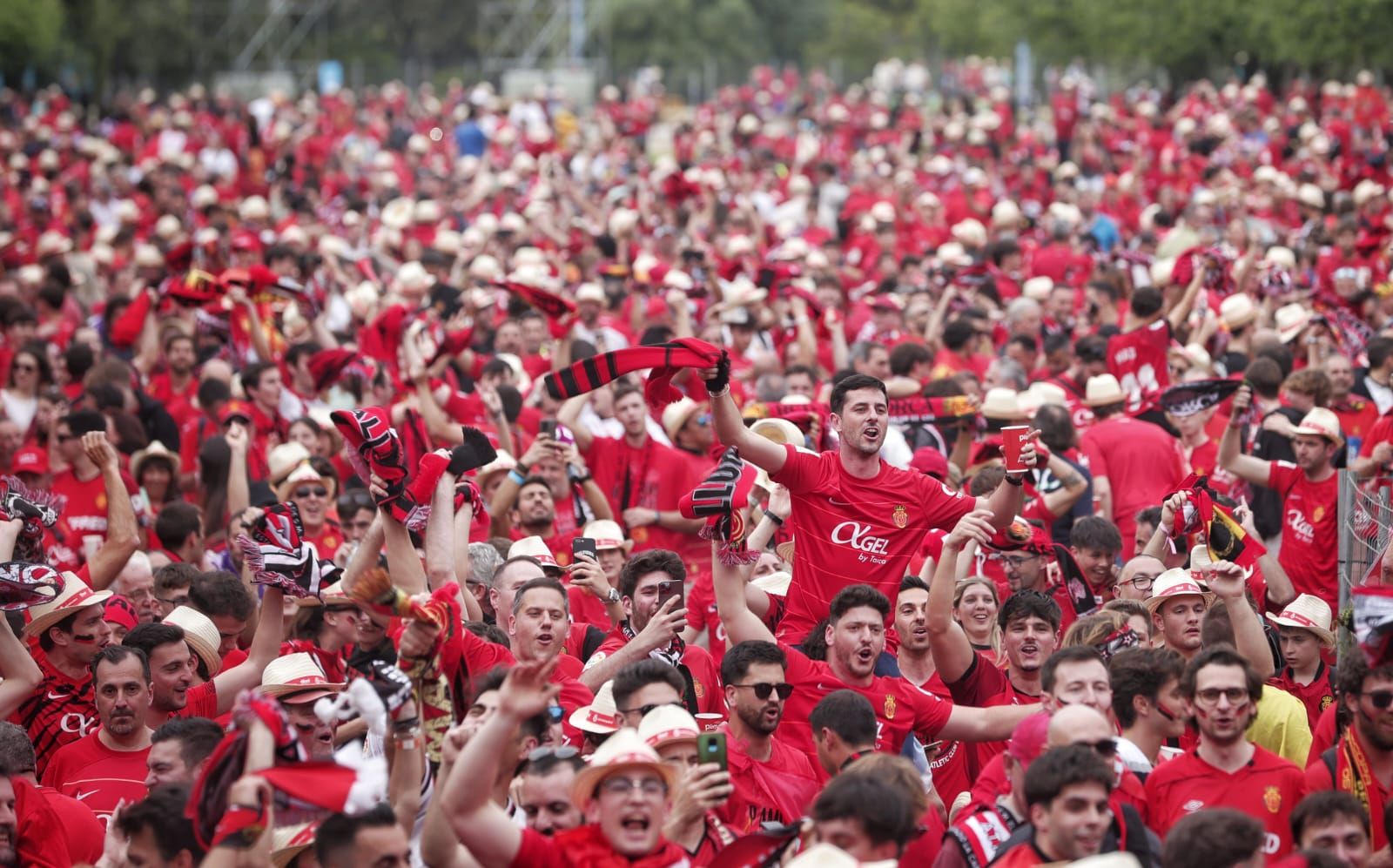 La afición mallorquinista llena la Fan Zone bermellona antes de la final