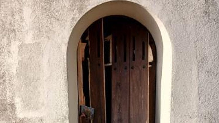 Entren de matinada al santuari de Lurdes de Prats de Lluçanès i generen destrosses a l&#039;interior
