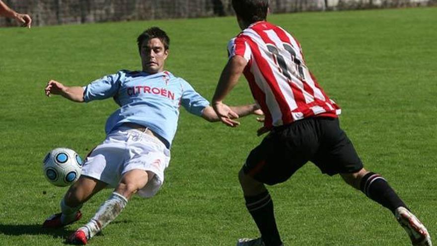 Pedro y Mentxaka pugnan por un balón, ayer, en Barreiro. // Carlos Pereira