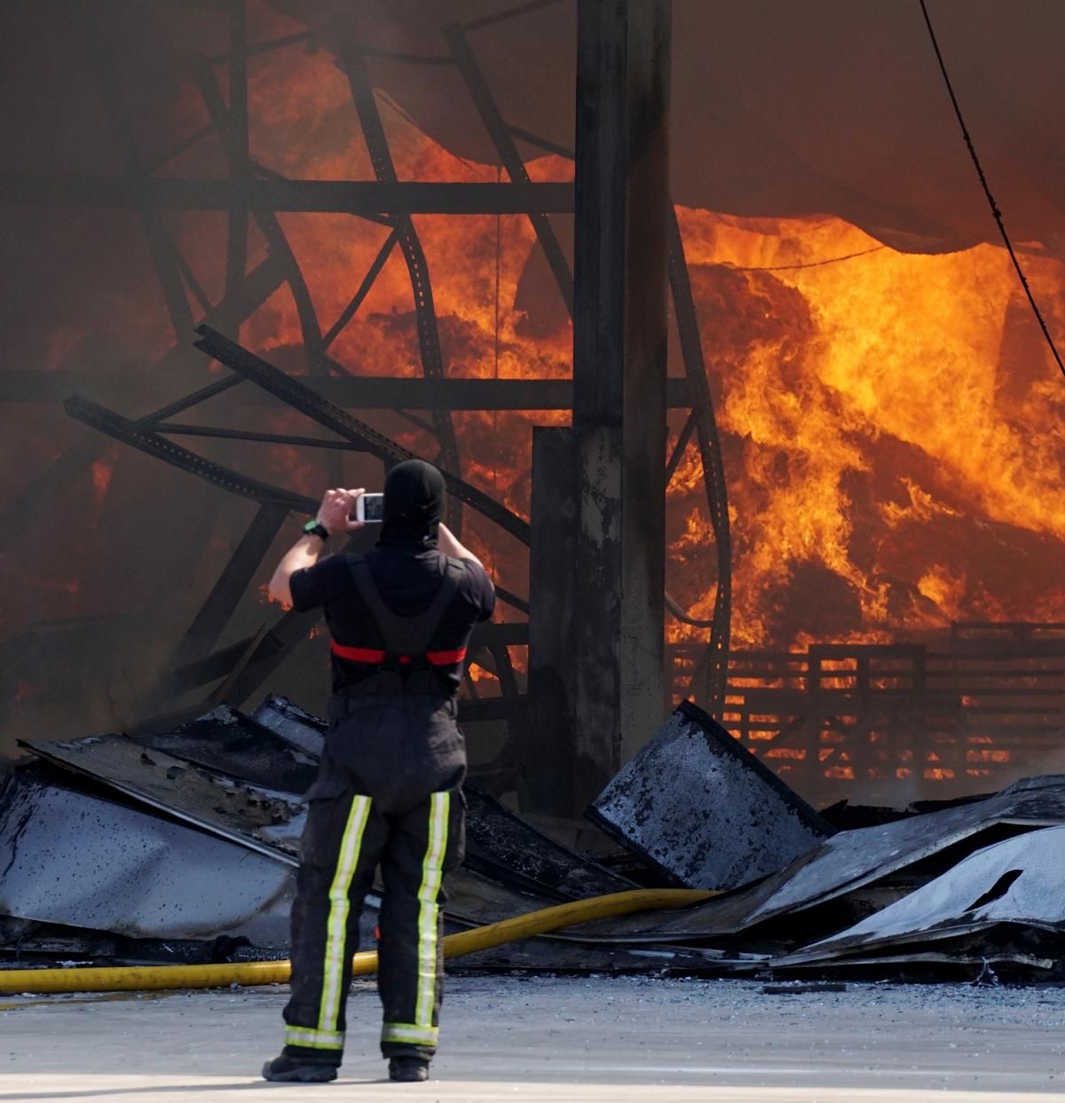 Un incendio arrasa una fábrica de muebles de baño en Villa del Río