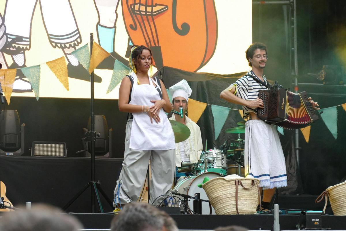 EN IMATGES | L'Acústica celebra la seva segona nit amb un ambient festiu i reivindicatiu