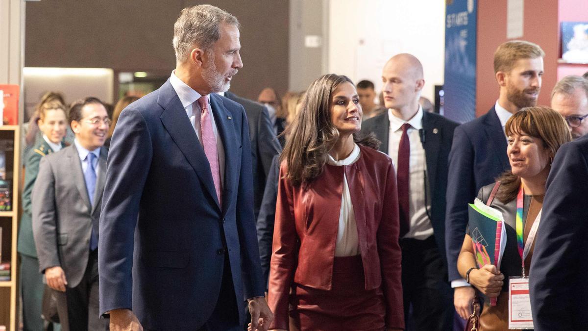 Spain's King Felipe and Queen Letizia visit the 23rd Frankfurt Book Fair at the Messe in Frankfurt am Main, western Germany, on October 19, 2022. - The Frankfurt Book Fair takes place from October 19 to 23, with Spain being this year's Guest of Honour. (Photo by ANDRE PAIN / AFP)