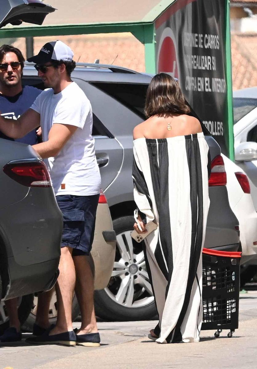 Tamara Falcó, de espaldas, con vestido túnica largo con rayas