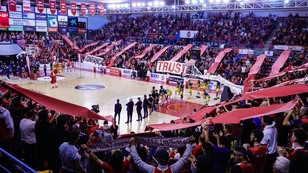 Animació abans del partit entre el Baxi Manresa i el Hiopos Lleida