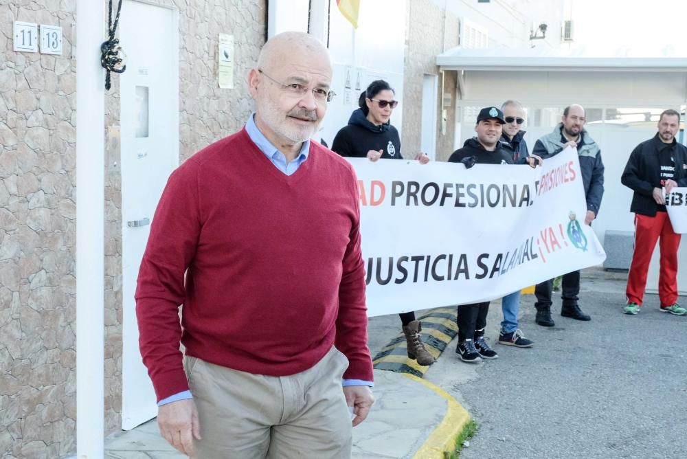 El exconseller, saliendo de la prisión de Ibiza