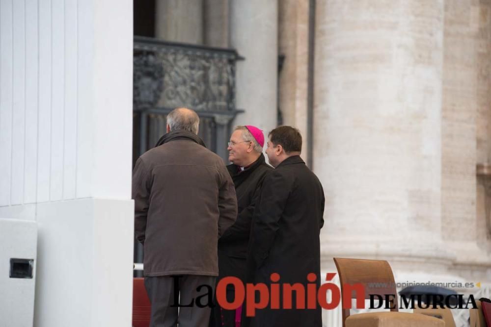 La cofradía de la Vera Cruz entrega el óbolo del J