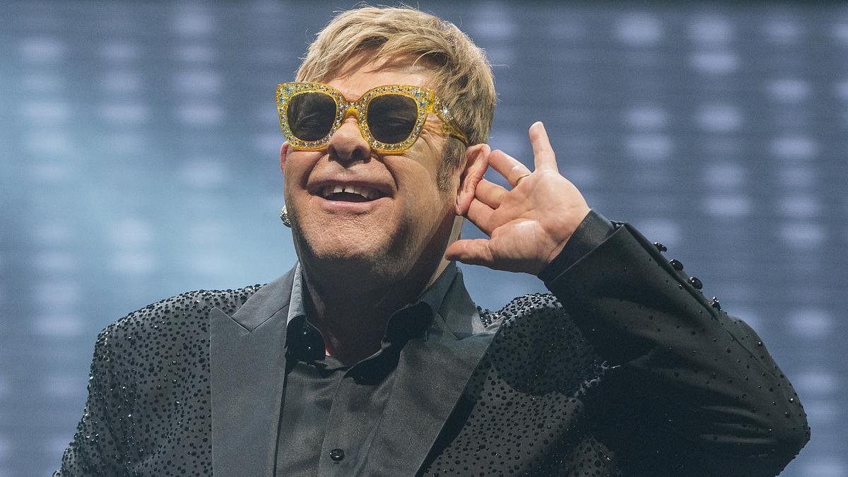 Elton John s’emporta un gran ensurt mentre volava en el seu jet privat