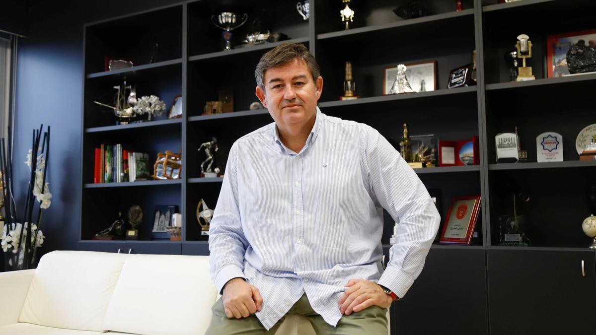 Javier González Calvo, en su despacho en El Acángel, durante su etapa en el Córdoba CF.