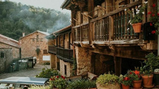 BÁRCENA MAYOR Ni San Vicente de la Barquera ni Santillana del