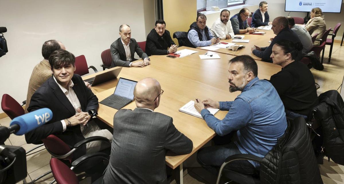 El consejero de Industria, Borja Sánchez, a la izquierda, junto a los miembros del Foro de la Industria, reunidos ayer.   |