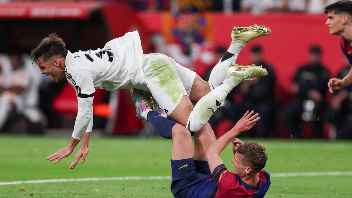 Olmo y Asencio luchan por un balón