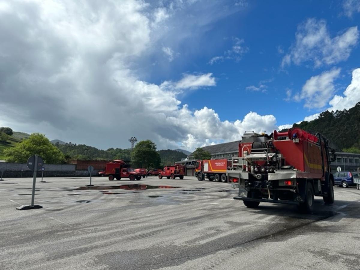 En imágenes: la llegada de la Unidad Millitar de Emergencias (UME) al polideportivo de Luarca