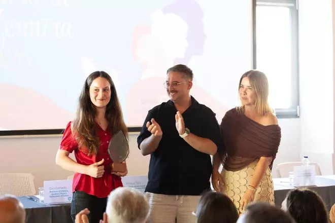 Samia Khenien, de Diario de Ibiza, premio del Colegio de Enfermería de Baleares por un emotivo reportaje sobre la UCI de Can Misses