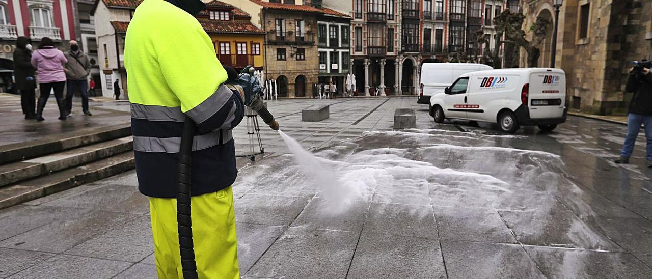 Un empleado del servicio de  limpieza, en la plaza de Álvarez Acebal de Avilés.