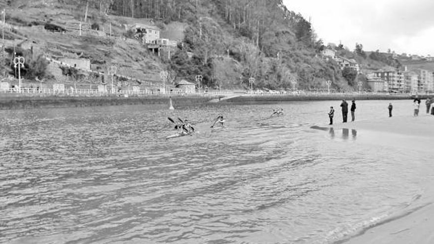 Participantes en una prueba de piragua cross en la ría de Ribadesella.