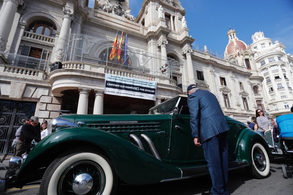 Salida de la ronda fallera de coches antiguos desde la plaza del Ayuntamiento de València.