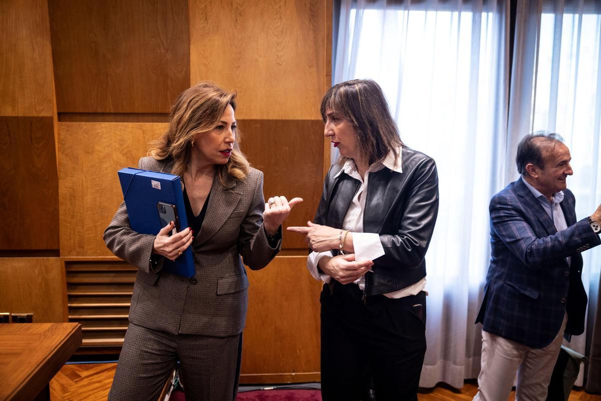 La alcaldesa Natalia Chueca y la portavoz del PSOE Zaragoza, Lola Ranera, en una imagen de archivo.