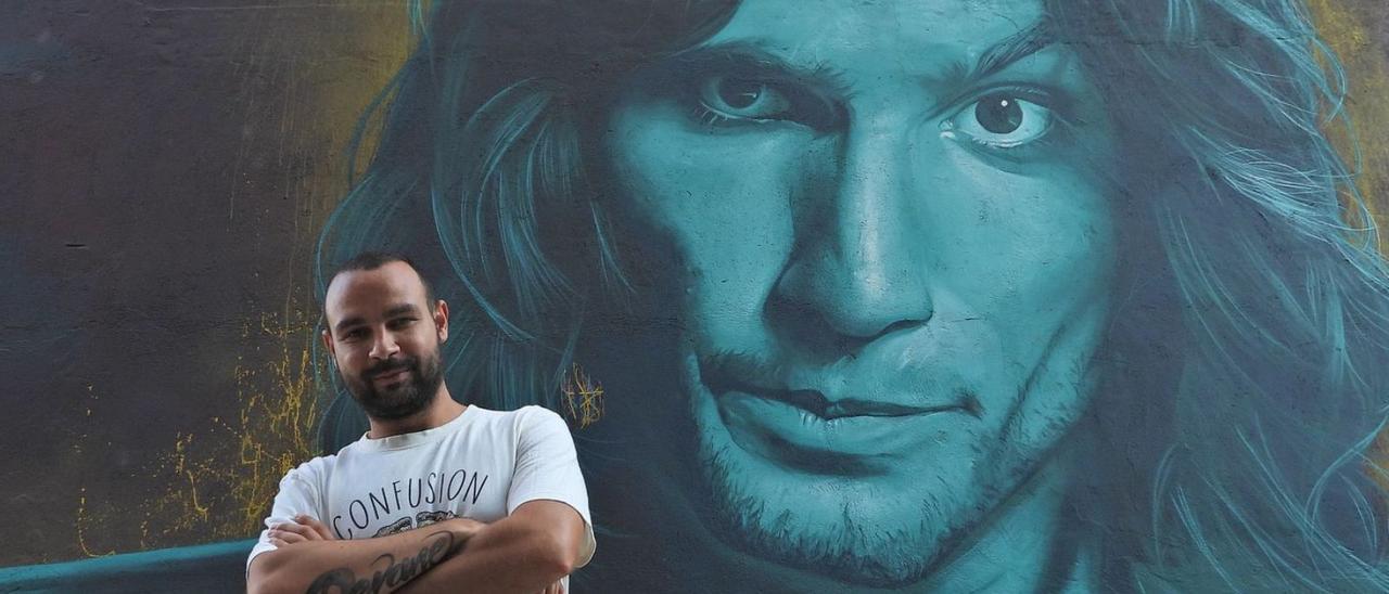 El artista Mon Devane, delante de una de sus obras en el barrio de O Couto.   | // FERNANDO CASANOVA