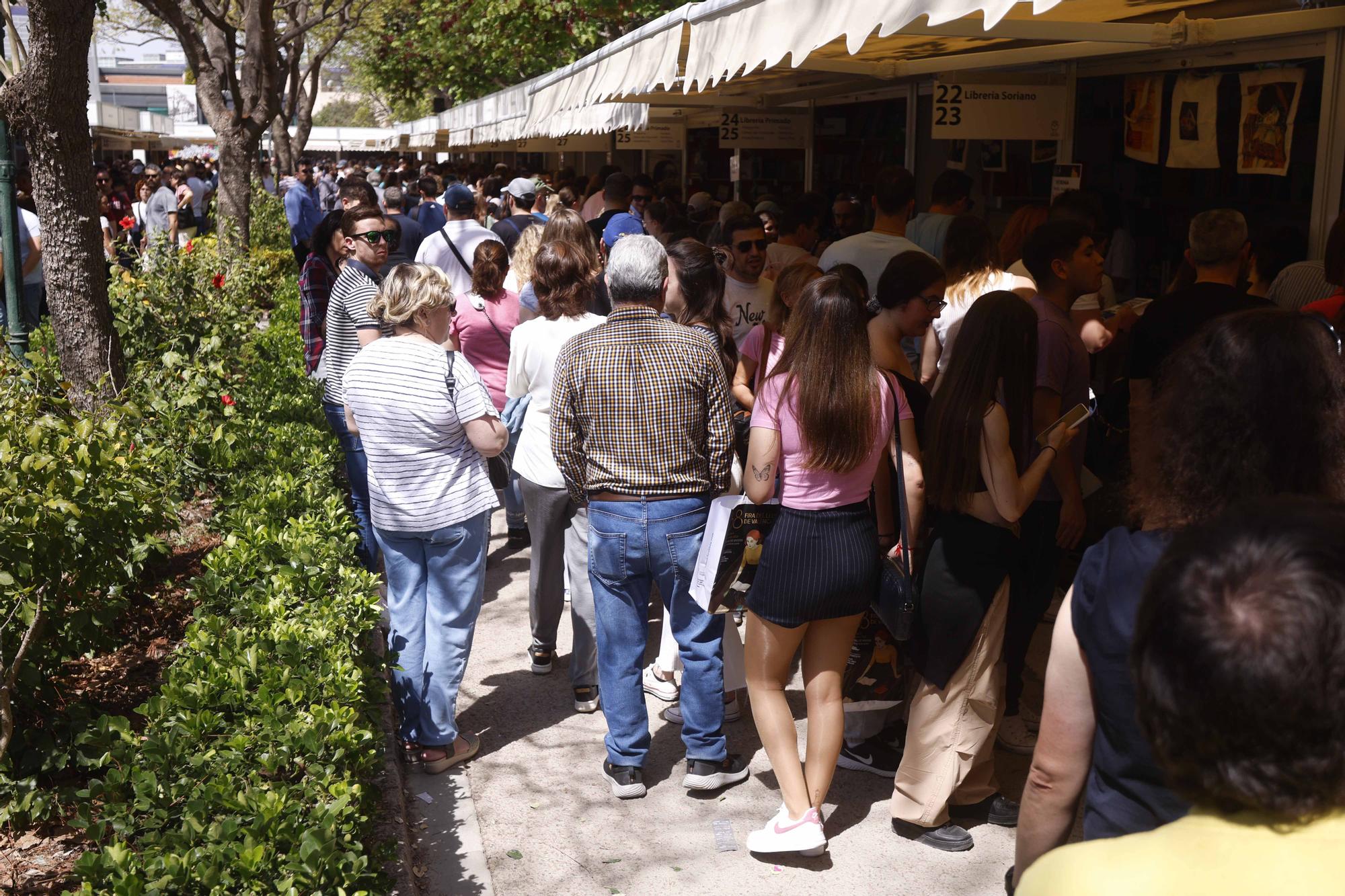 Llenazo de domingo en la Fira del Llibre