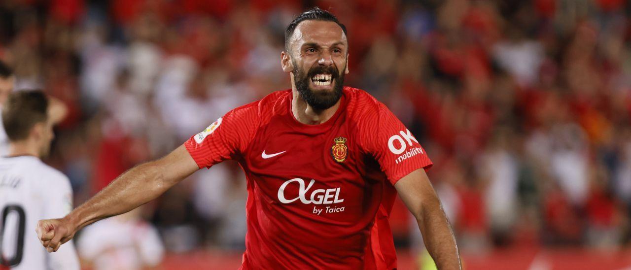 Muriqi celebra un gol con el Mallorca.