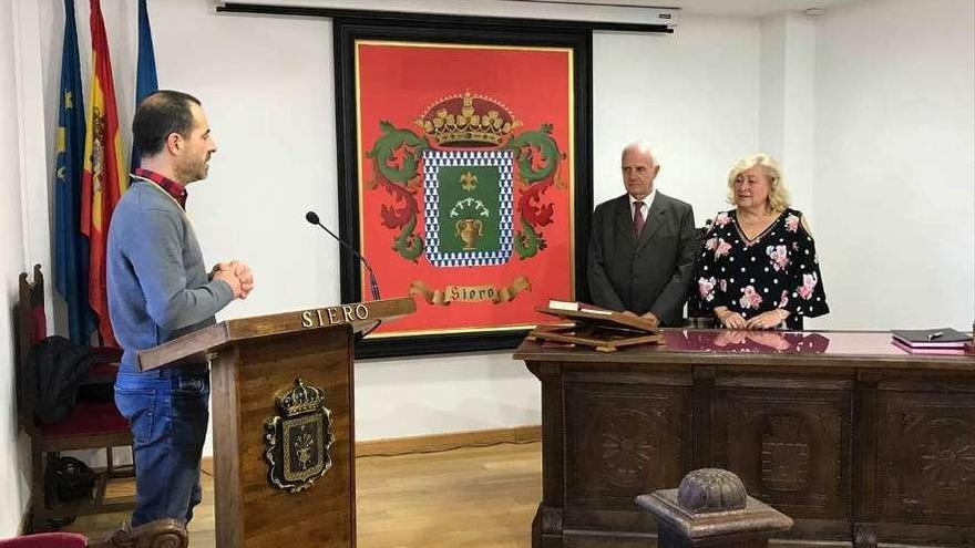 El alcalde de Siero oficia una boda en la sala del palacio del Marqués de Santa Cruz, en la Pola.