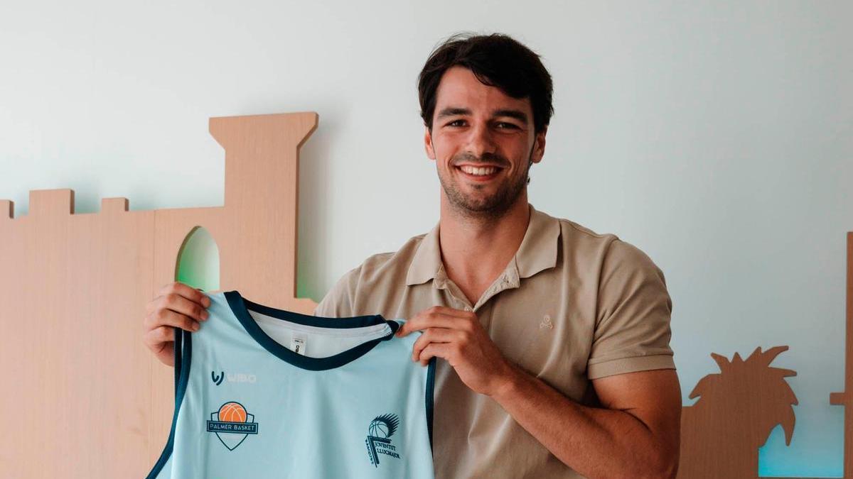 Joan Feliu posa con su nueva camiseta.