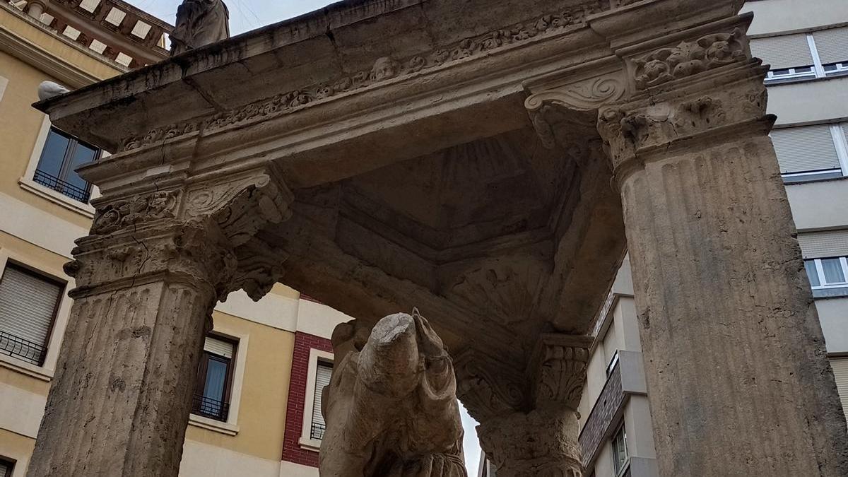 Las dos pilastras del casalicio de Sant Bernat en las que han aparecido grietas.