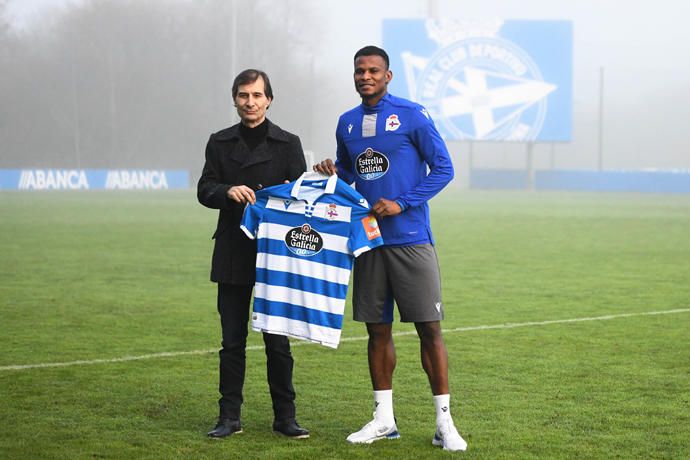 Uche Agbo, presentado como jugador del Dépor