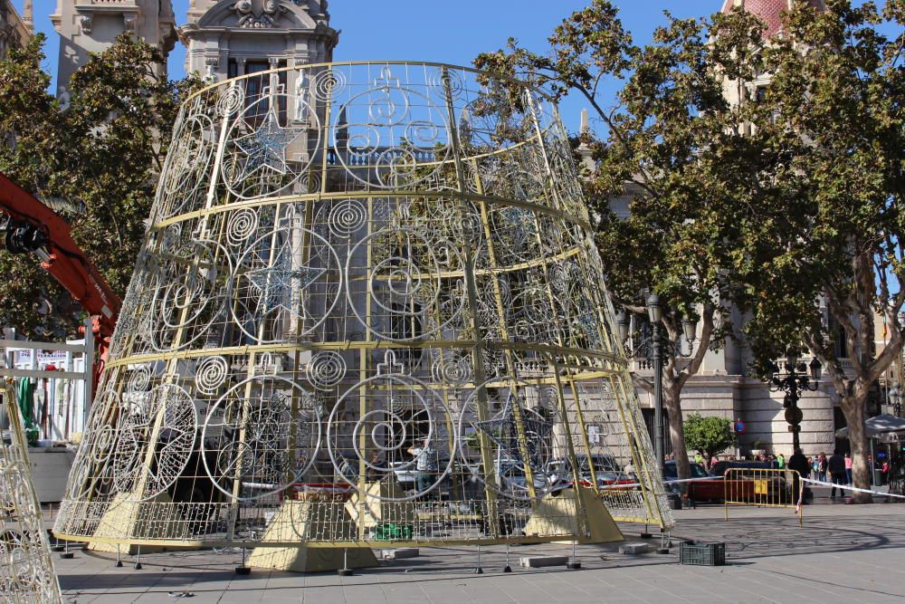 Montaje del árbol de navidad del ayuntamiento