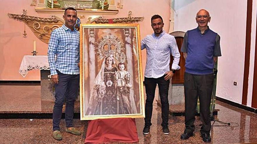 David Sánchez, Ayoze Ojeda y el párroco Agustín Sánchez, ayer, durante la presentación del cartel en la parroquia.