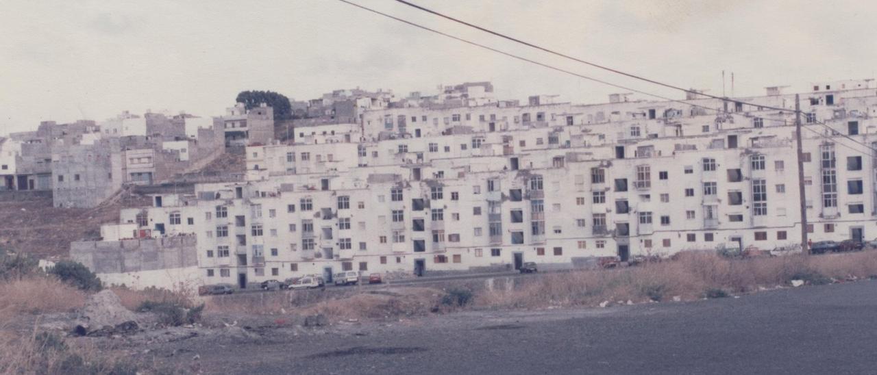 Los Bloques en los años 80, en primer plano el campo de Hoya Ayala que era un estanque