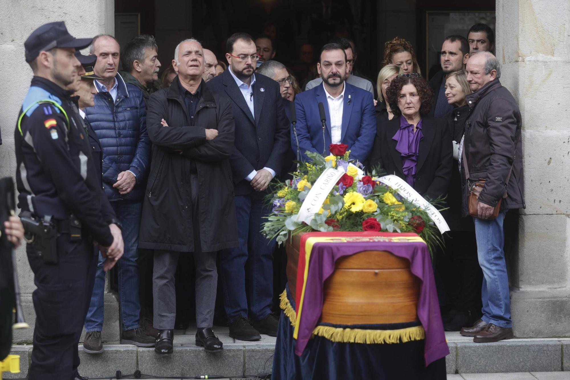 EN IMÁGENES: Mieres se echa a la calle para despedir a su Alcalde, Aníbal Vázquez