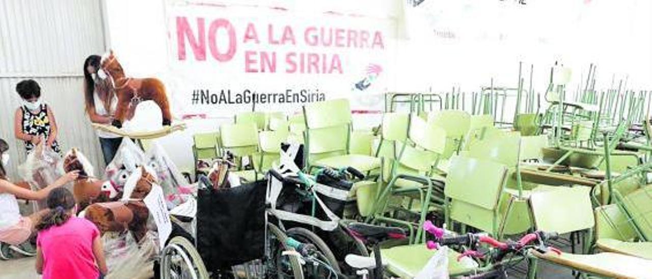 Parte del envío a Siria, que incluye material escolar, bicicletas, sillas de ruedas o juguetes. | ANTONIO AMORÓS