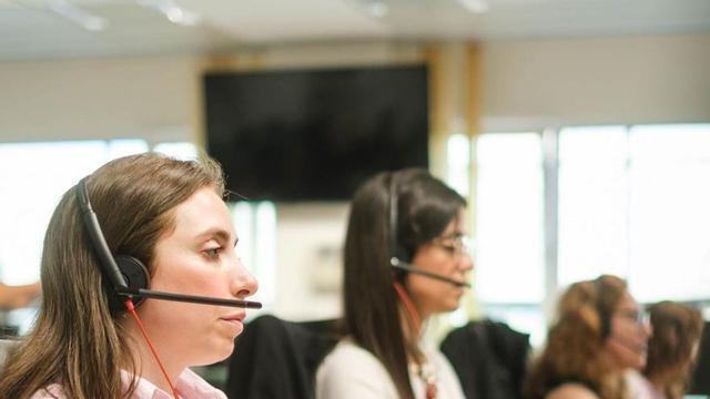 Operadores en la sede del 012 en Tenerife. |
