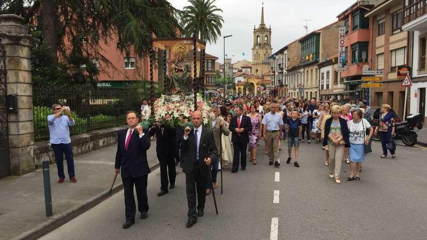 La procesión de la fiesta de Nuestra Señora de Loreto por las calles de Colunga.