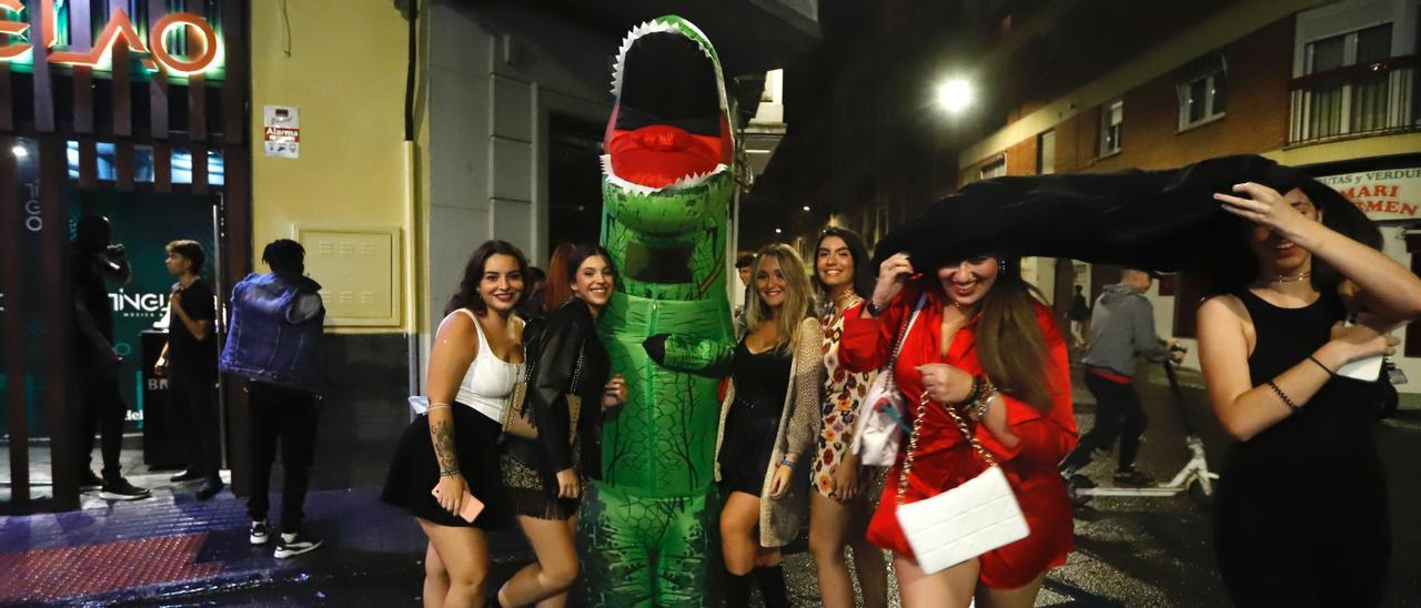 Un grupo de jóvenes posan en la esquina de la calle Alhakén II con Fernando de Córdoba.