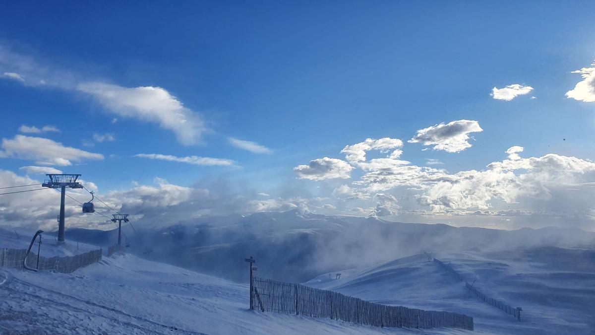 Las pistas de esquí de La Molina, enharinadas por las primeras nevadas, en una vista desde el Niu de lÀliga