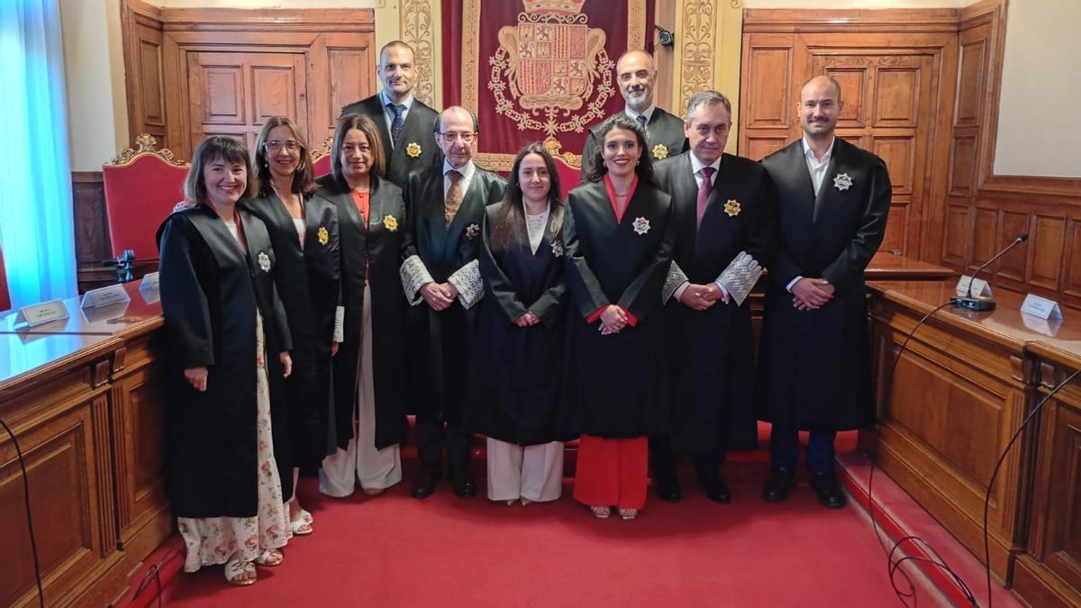 En el centro, Nazaret Álvarez Rodríguez y Alba Rodríguez Fidalgo, flanqueadas por sus madrinas y el Secretario de Gobierno, Miguel Ángel Balbín, al final de acto.