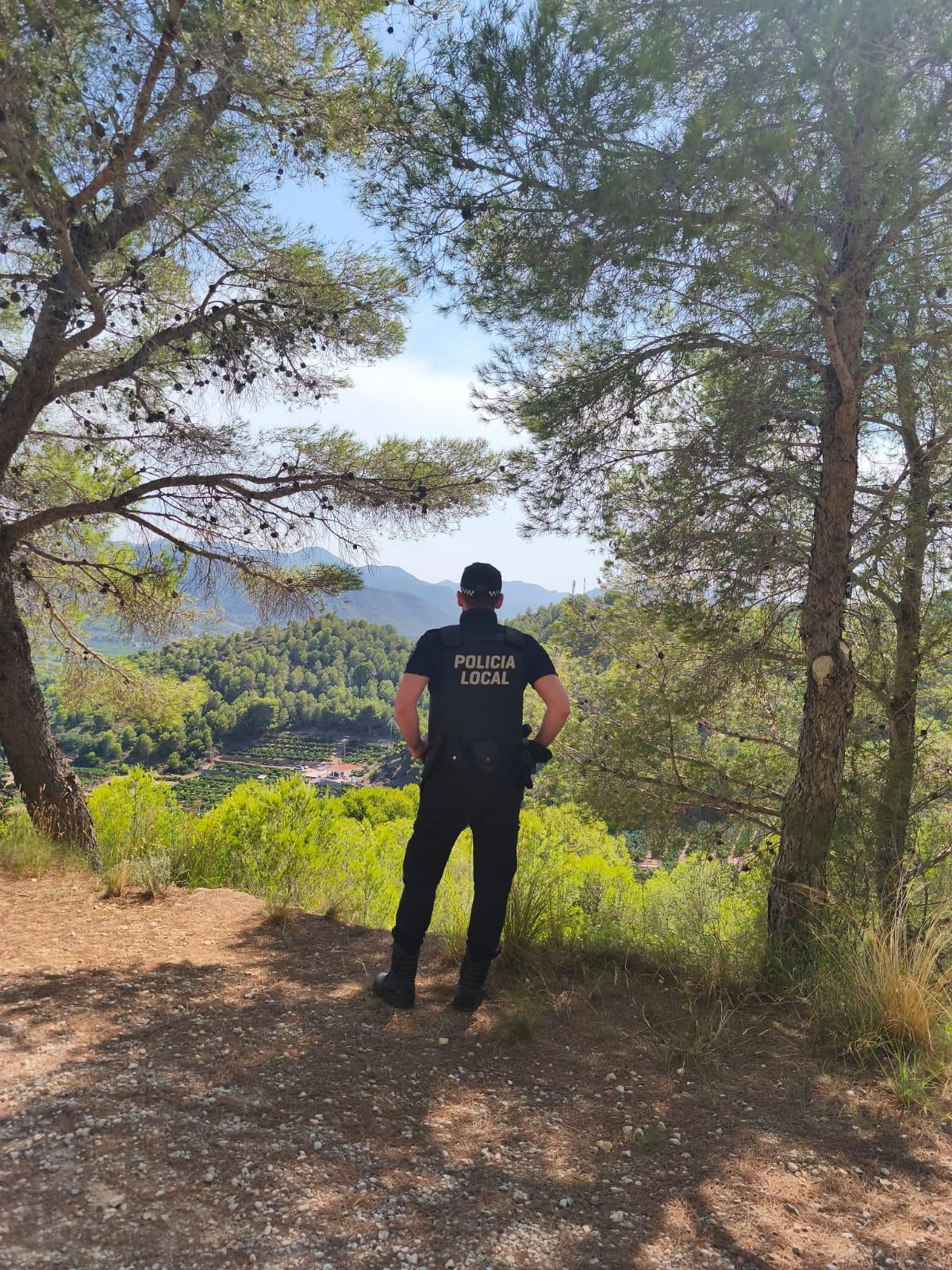 Un agente de la Policía Local de Tavernes en la zona forestal.