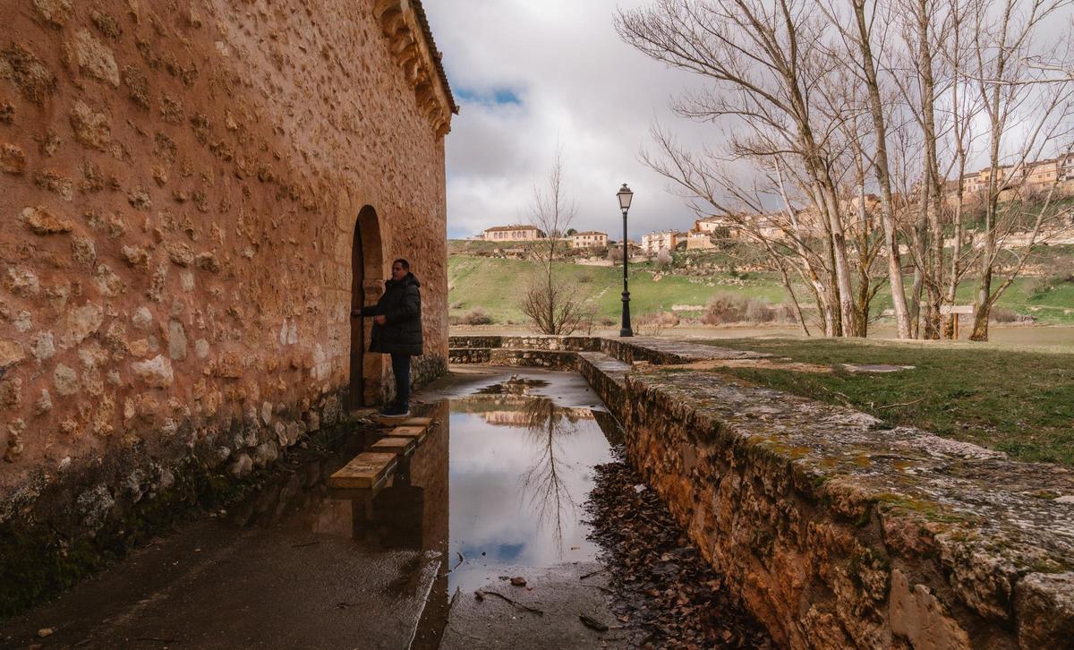 Imagenes de la entrada anegada a la ermita de la Vera Cruz de Maderuelo, en Segovia-
