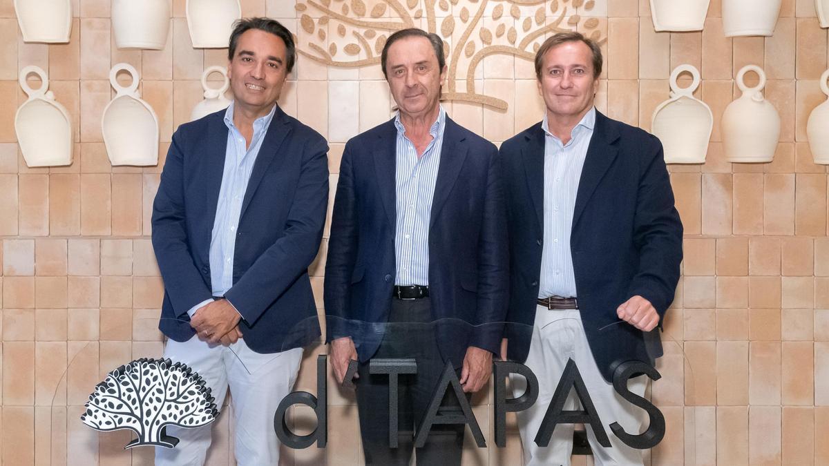 El presidente de Covap, Ricardo Delgado Vizcaíno, y los directores de Desarrollo de Negocio y Compras, Emilio de León (derecha), y el director comercial, Rafael Guerrero (izquierda).